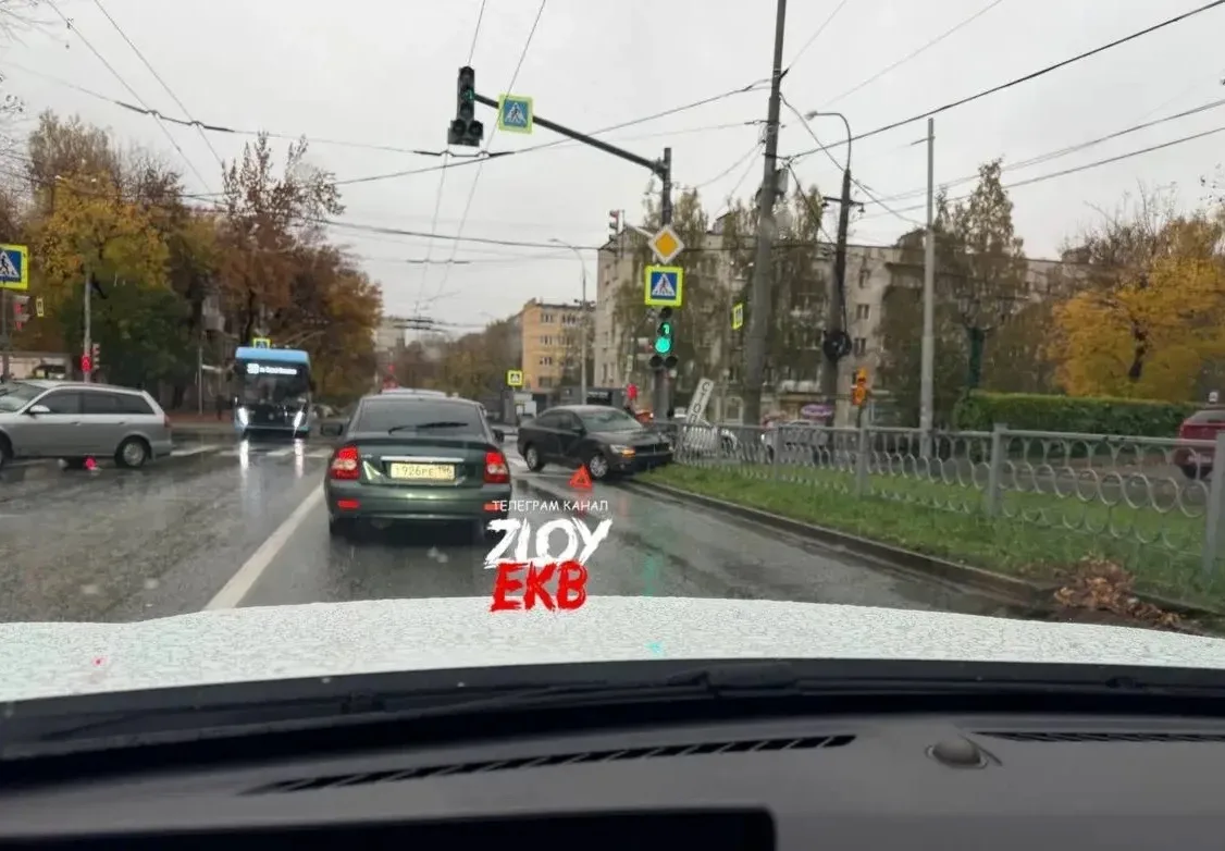 На перекрестке Победы – 40 лет Октября произошла авария. Машина влетела в ограждение.