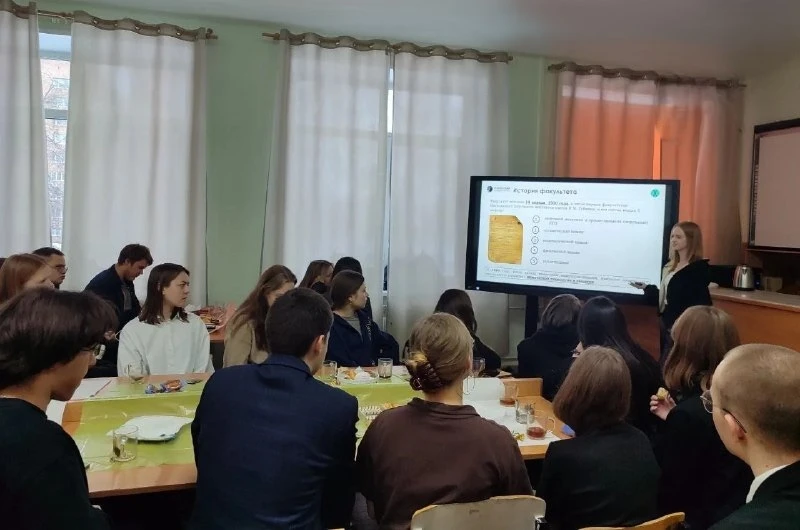 Недавно в нашей школе состоялась встреча старшеклассников-химиков 10 и 11 классов  и выпускников 202