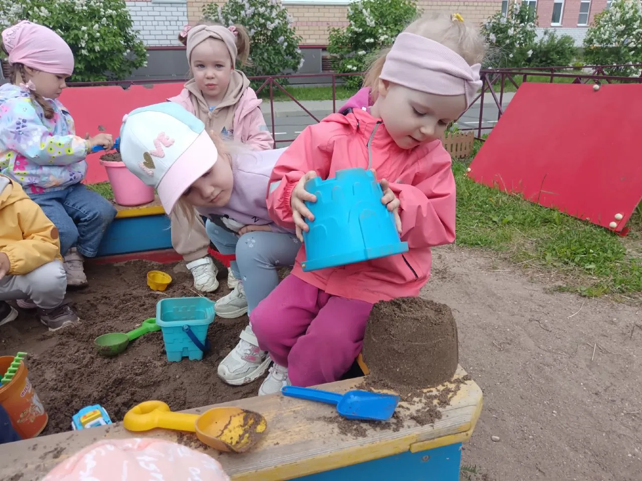 В наших песочницах кипит настоящая строительная лихорадка: башни, дороги, тоннели и даже секретные к