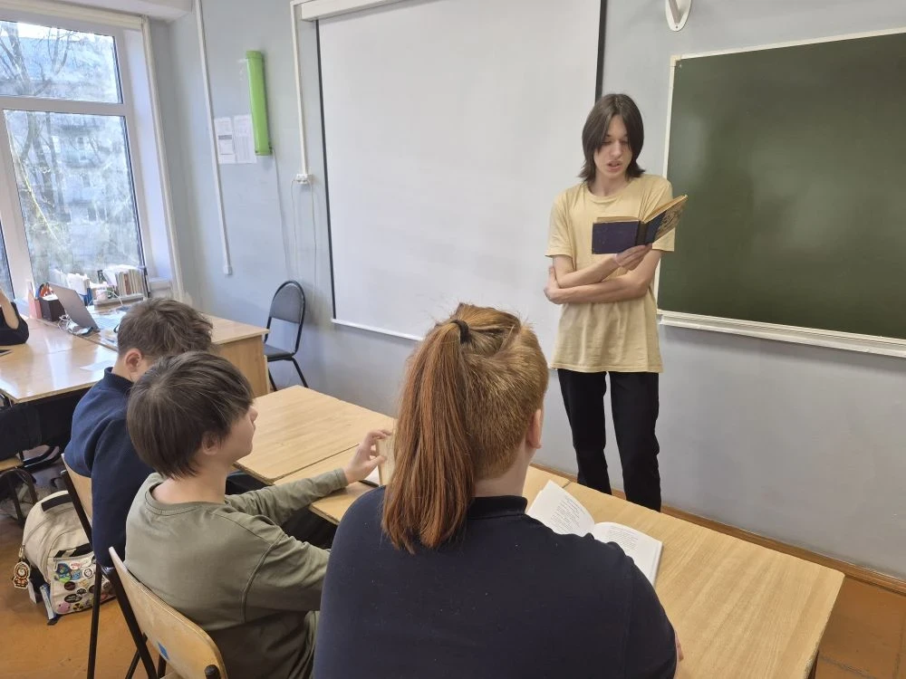 В преддверии Всемирного дня поэзии, который отмечается 21 марта, в 9-м классе прошел классный час с 