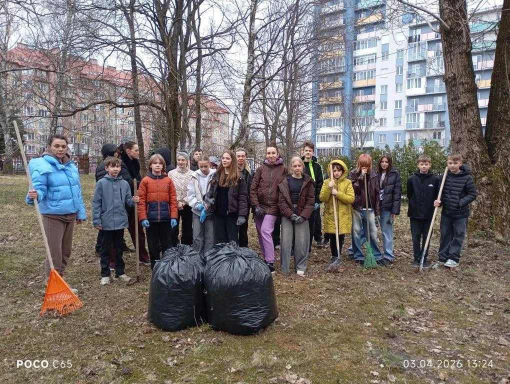 🍂 Вторая неделя «Кубка чистоты» позади!  Грабли не смолкали, мешки наполнялись, а школьный двор заме