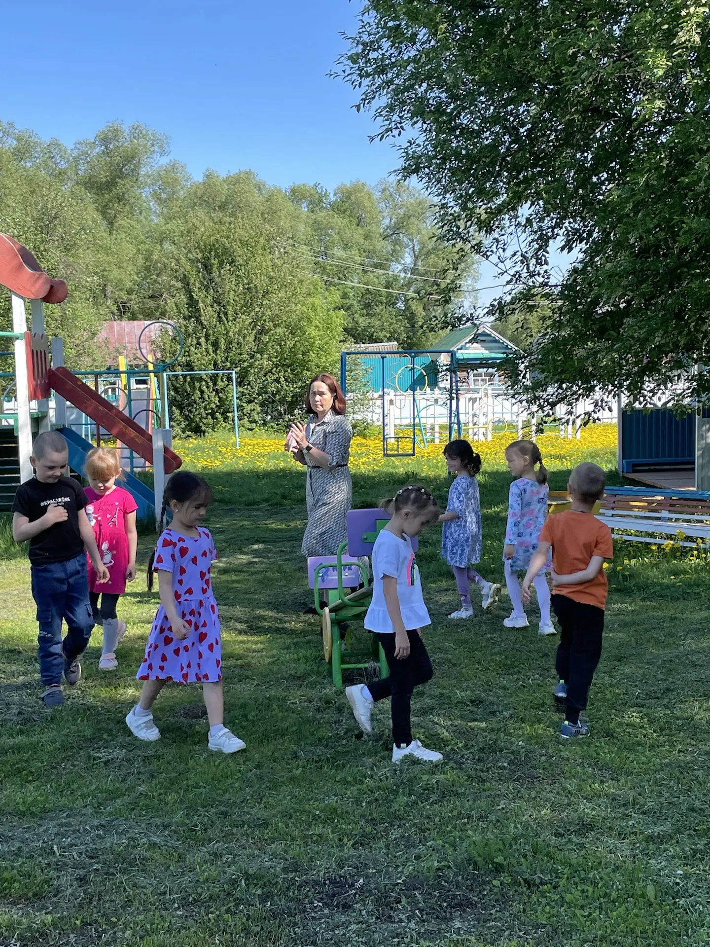 Утренняя гимнастка на свежем воздухе- это лучший способ легко пробудить организм, заряд...