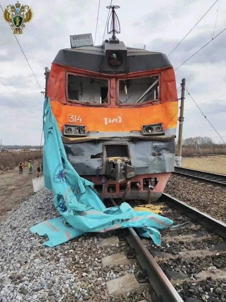 🚆💥 Поезд Владивосток - Москва протаранил грузовик на переезде,  момент попал на видео.  В Амурская о