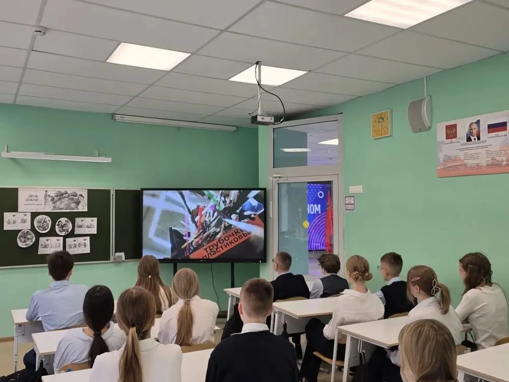 🇷🇺 Новая учебная неделя в МОУ СОШ 18 имени Подольских курсантов началась с главного!  Сегодня утро п