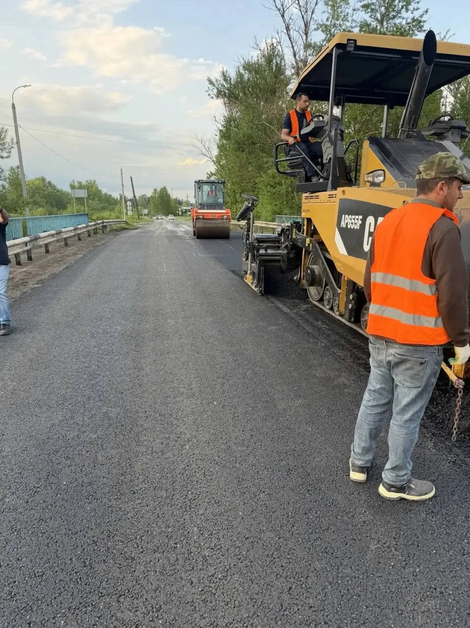 🌉 В Козельске начался ремонт моста через железную дорогу  На участке планируется отремонтировать опо
