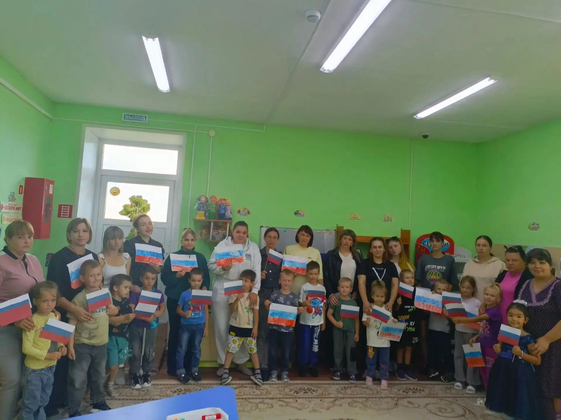 🇷🇺В старшей группе «Светлячок» прошли мероприятия ко Дню Государственного флага, объе...