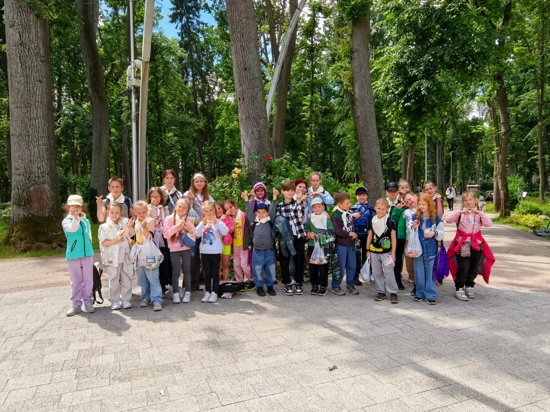 17 июня-"Гурьевская кругосветка".
Поездка в ДК Железнодорожников.
Дети посмотрели музыкальный спекта