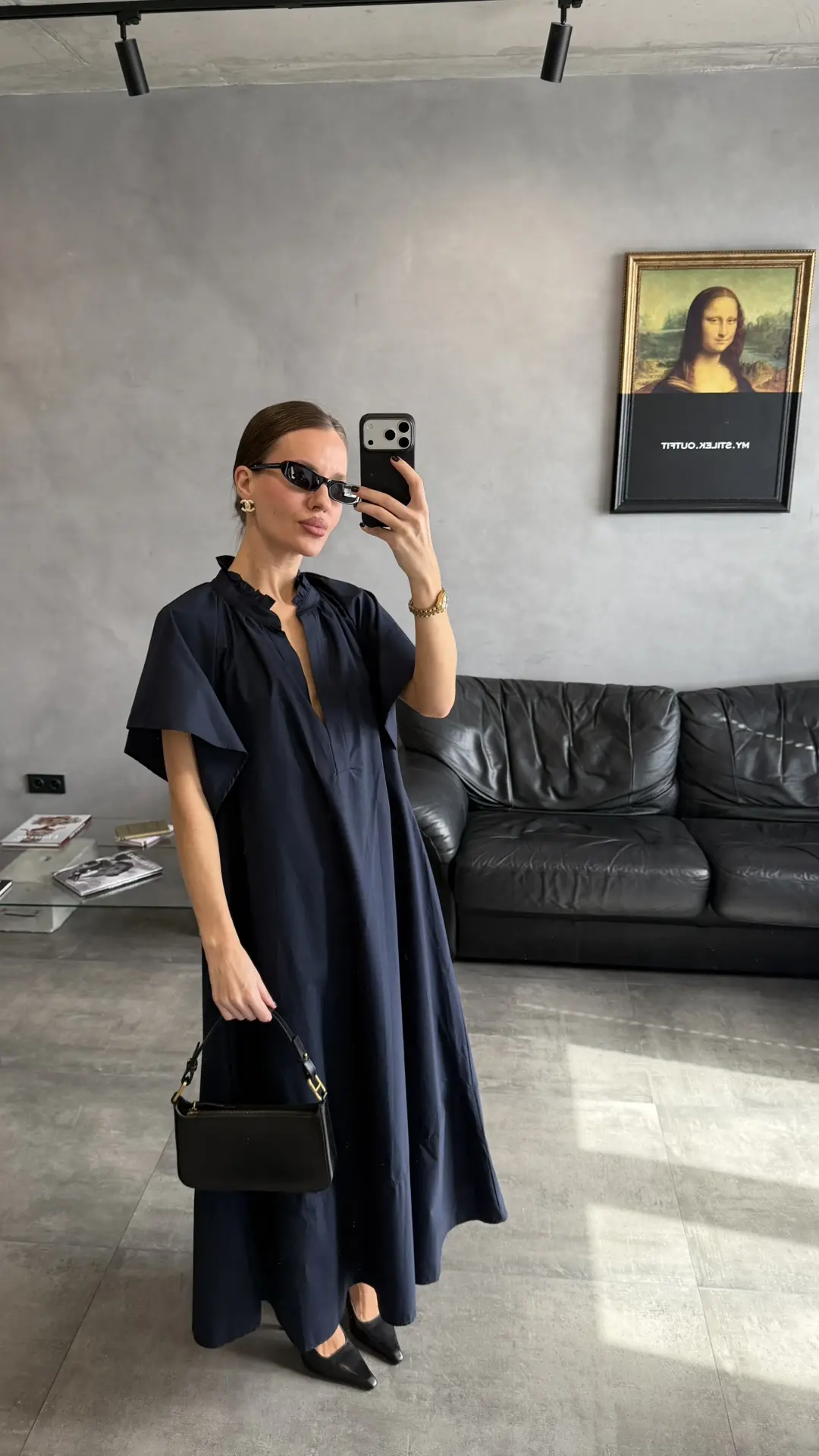 Элегантность в деталях.

Это платье в благородных оттенках — тёмно-синем и чёрном — создано для тех,