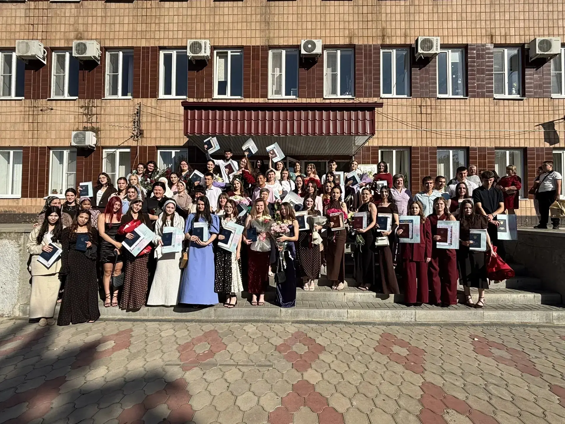Ура, свершилось! 🎉 Официально дипломированные специалисты! 📜🎓

Выпускной позади, дипломы на руках