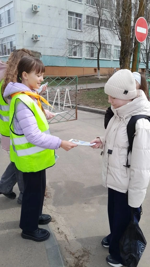 🚦 Отряд ЮИД заступил на «Дорожный патруль»!   Ребята напомнили гражданам правила дорожного движения 