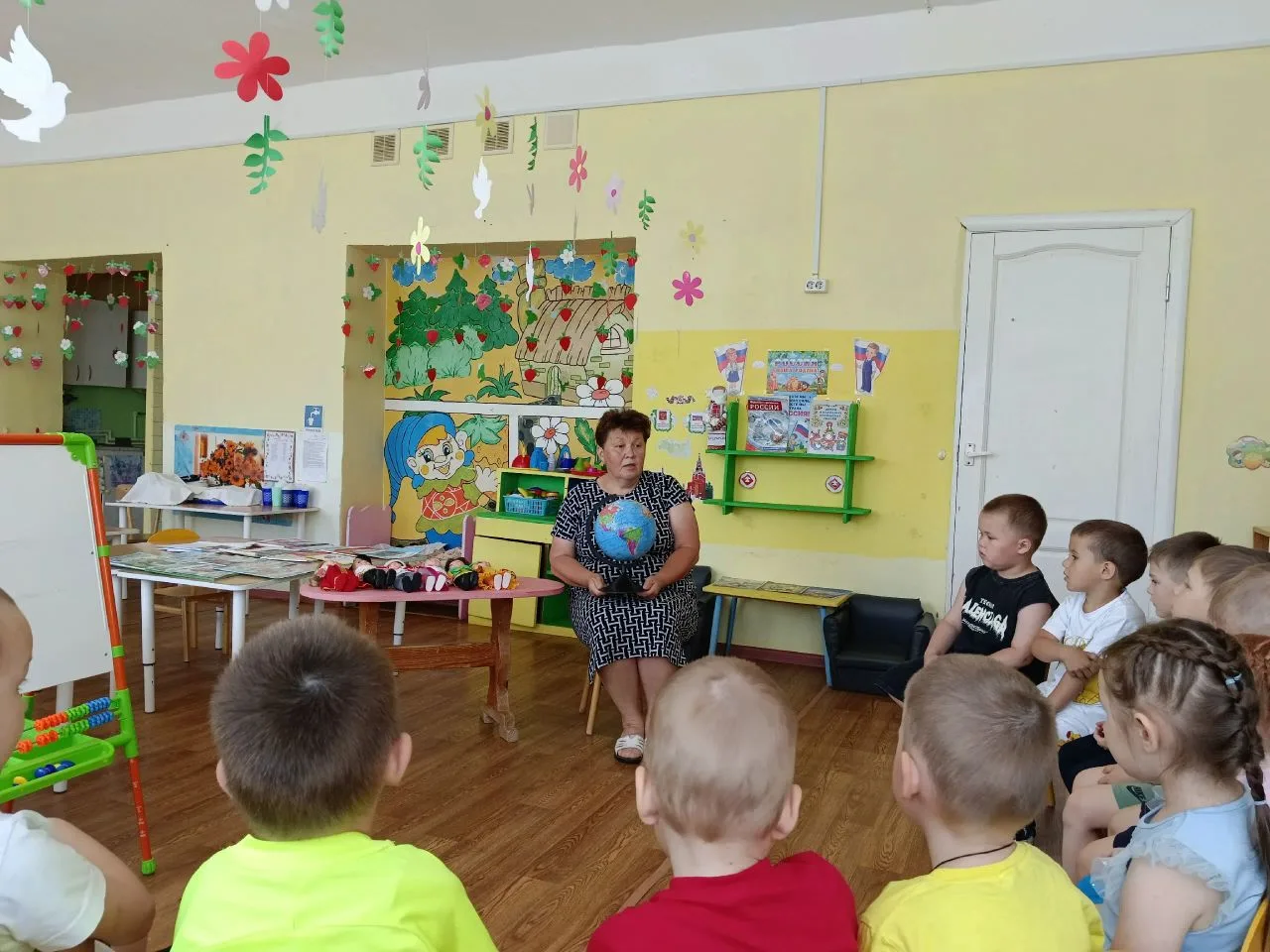 В преддверии Дня России в группе "Земляничка"прошёл тематический день, посвящённый этому замечательн