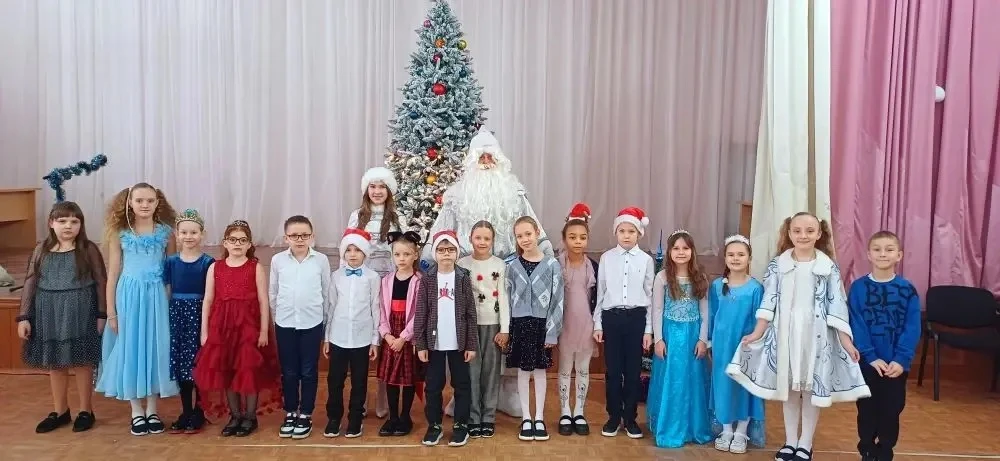 Скоро Новый год! 🎄 В нашей школе совместно с детским самоуправлением во всех классах прошли новогодн