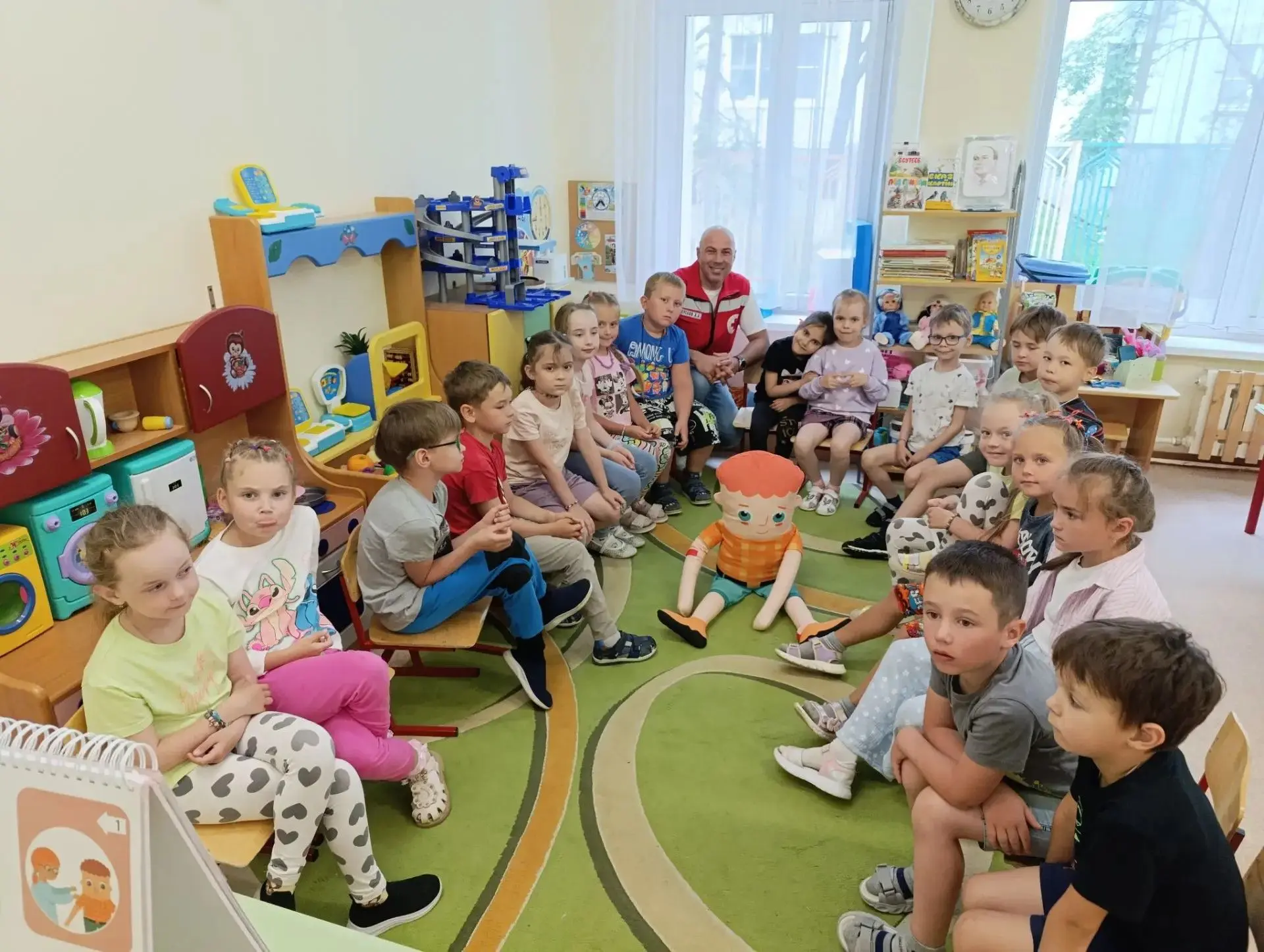 В рамках работы по безопасности жизнедеятельности наш детский сад посетил инструктор по первой помощ