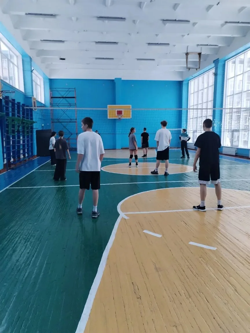Сегодня состоялся школьный турнир по волейболу для команд учеников 8-9 классов 🏐  В спортивных состя