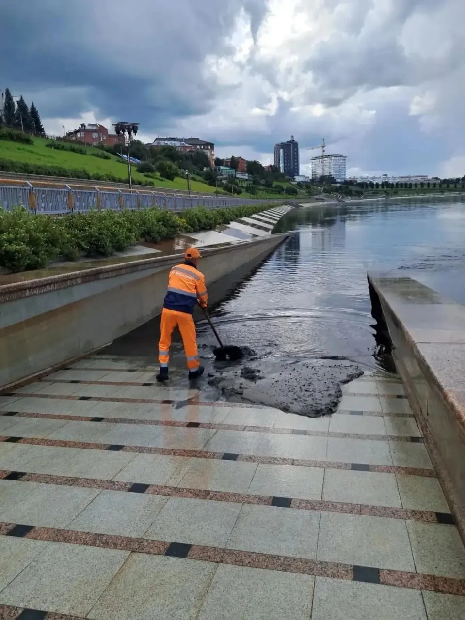 На набережной наводят порядок. Фото поделились в Тюменьгормосте. Там рассказали, что ид...