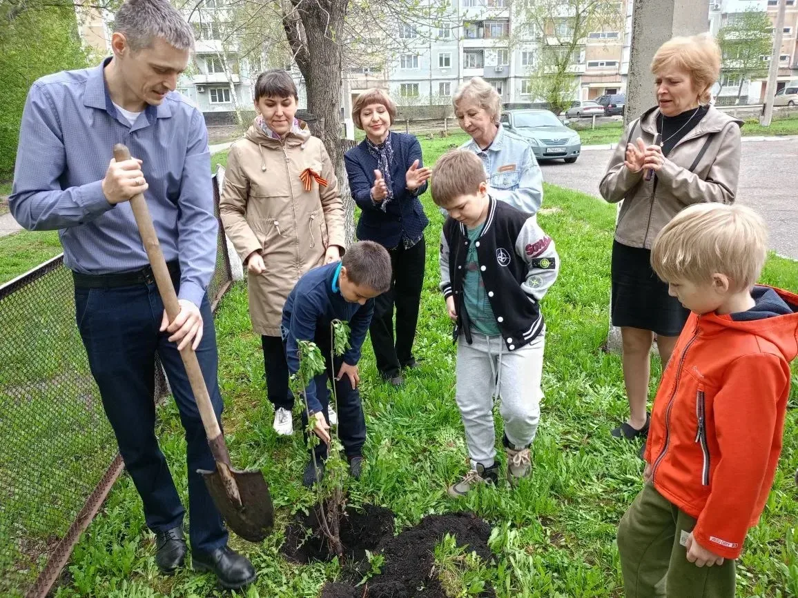 🌳 В рамках ежегодной акции «Сад памяти» на территории «Дома детского творчества № 5» п...