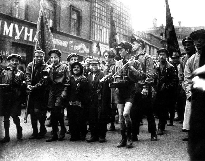 Первомайская демонстрация на Тверской с беспризорниками в первых рядах, Москва, 1927 год.