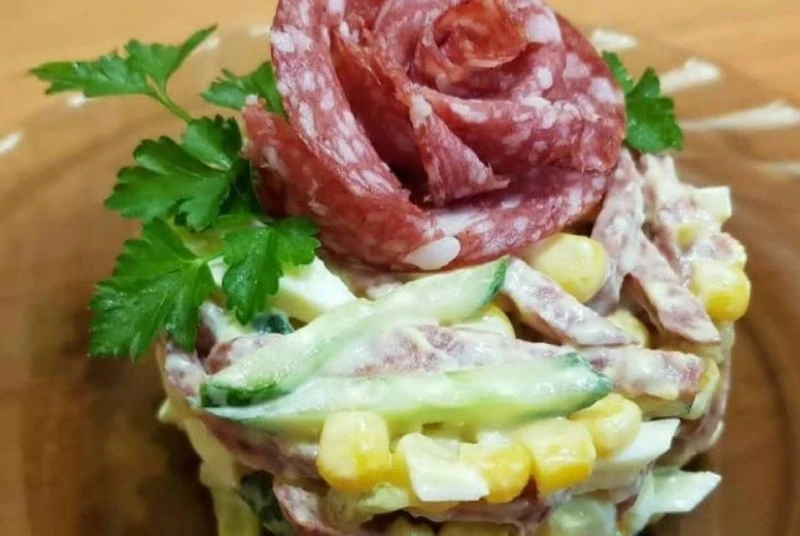 СОЛОМКА 
@sa_lat

Ингредиенты:
 Консервированная кукуруза - 1 банка
 Копченая колбаса - 300 гр.
 Све