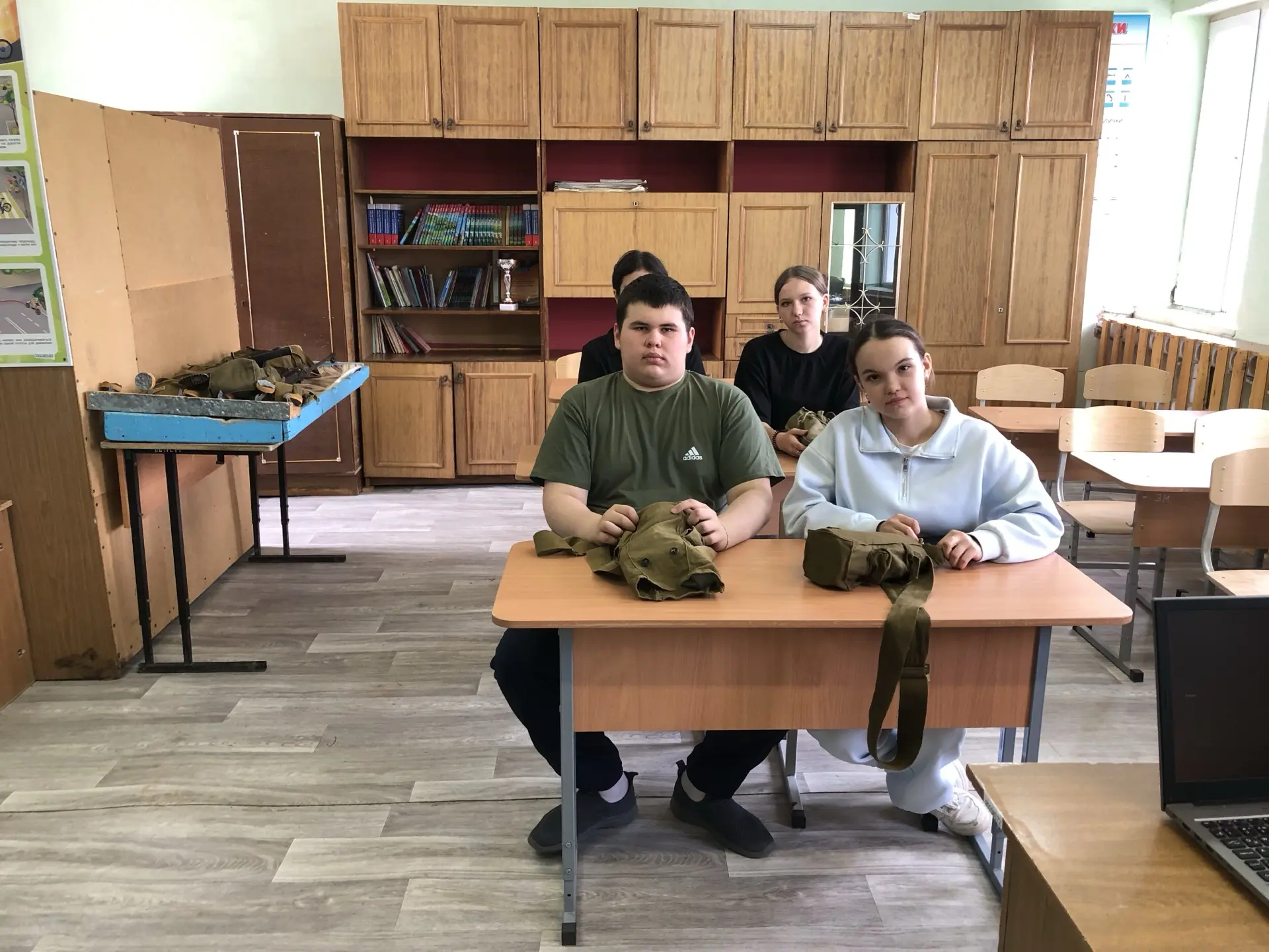 14-16 нчы апрель коннэрендэ мэктэбебездэ 8 нче сыйныф укучыларынын военный сбор булып у...