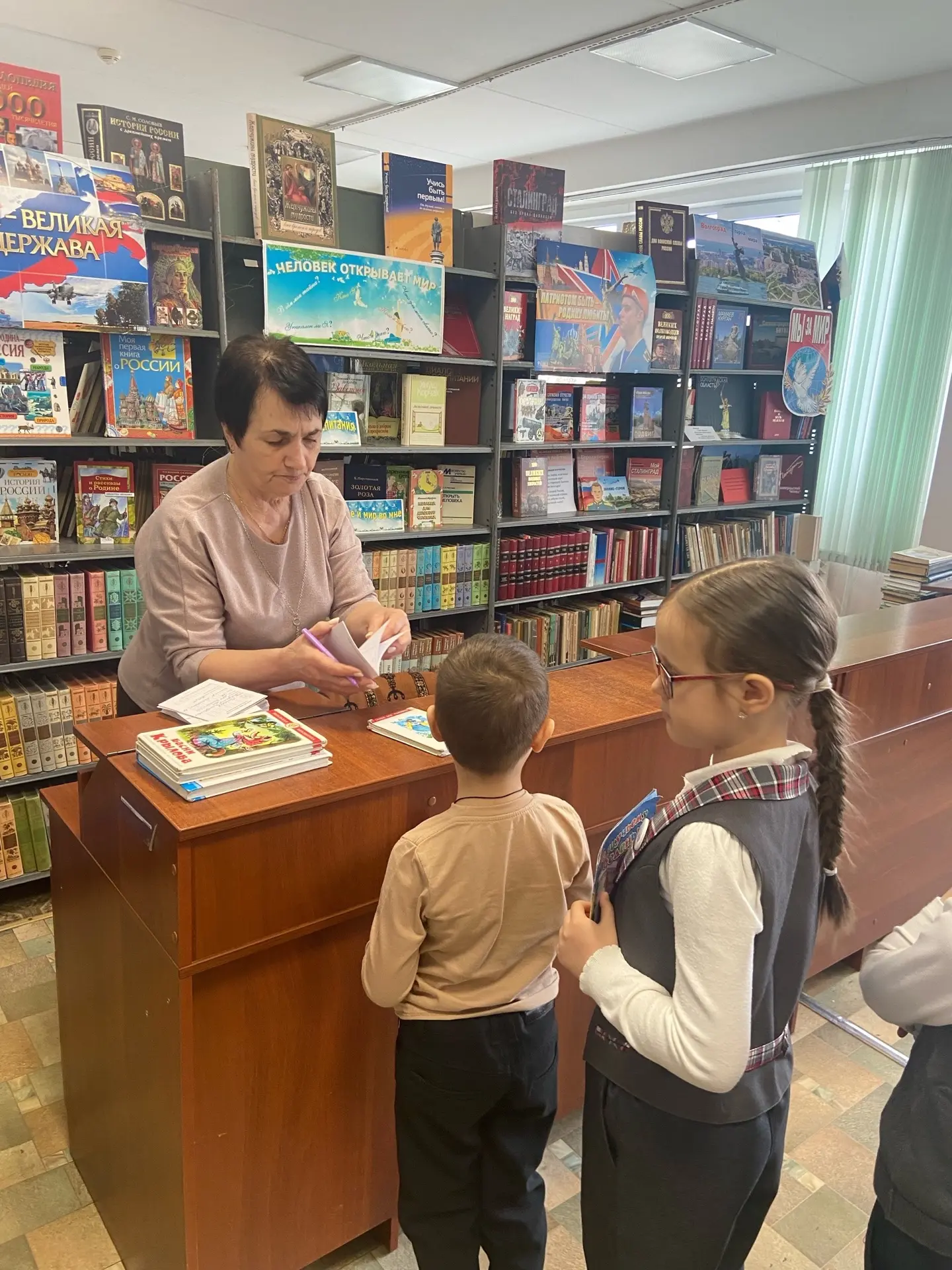 📚 Ученики 1 «А» класса посетили библиотеку! 📚  Сегодня ребята познакомились с миром книг: заведующий