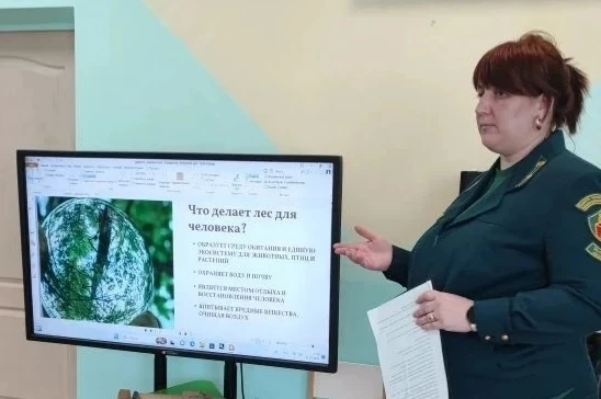 Социально-коммуникативное развитие "Знакомство с профессией Лесничий"  Цель: сформировать понимание 