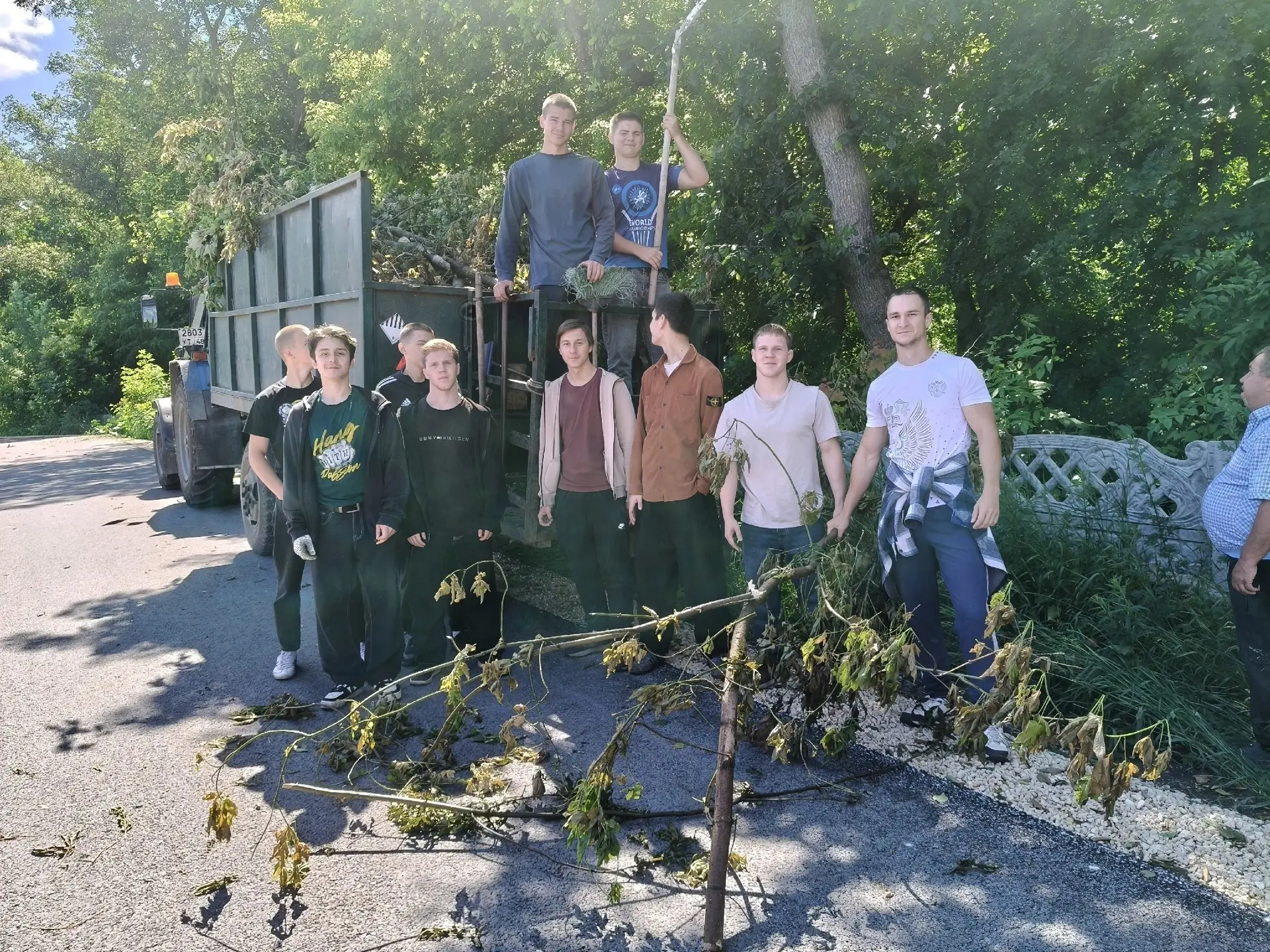 Большое спасибо нашим молодогвардейцам!
Студенты колледжа провели благоустройство Покровского кладби