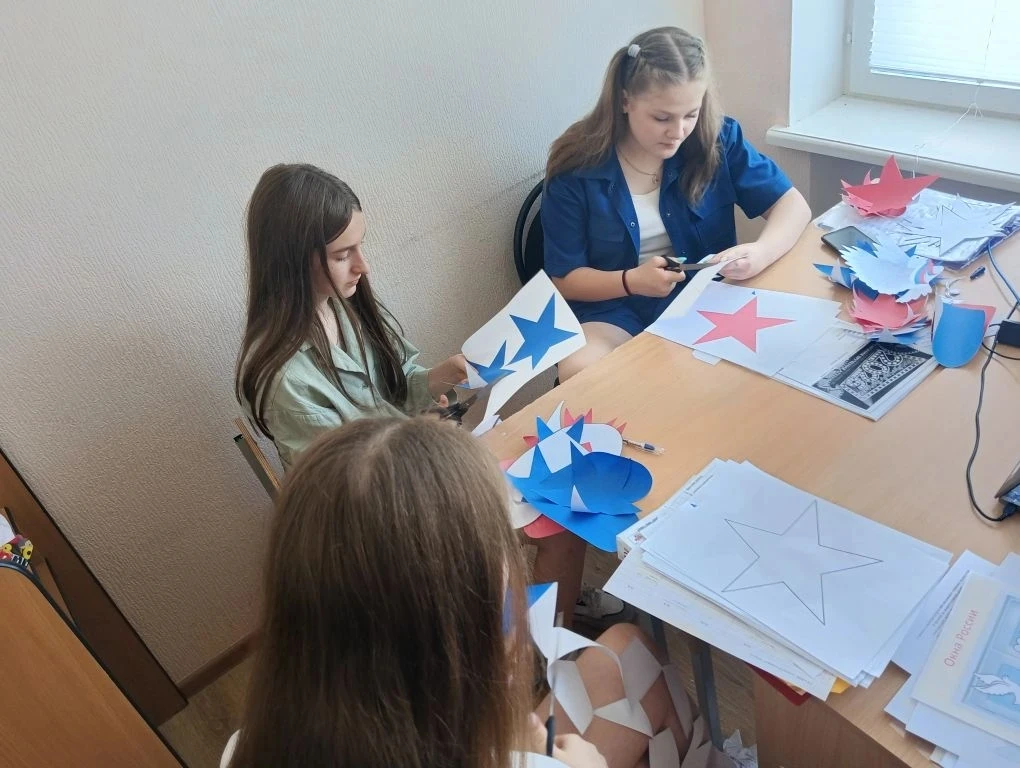 🇷🇺 Участвуем в акции «Флаги России»! 🇷🇺

В преддверии Дня России наша школа присоединилась к пат