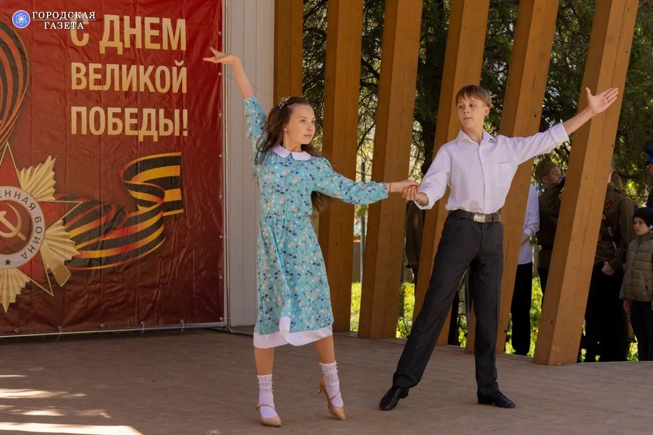Сегодня сквер «Музыкальный» стал площадкой выступления школы №1 с концертом «Не умолкне...