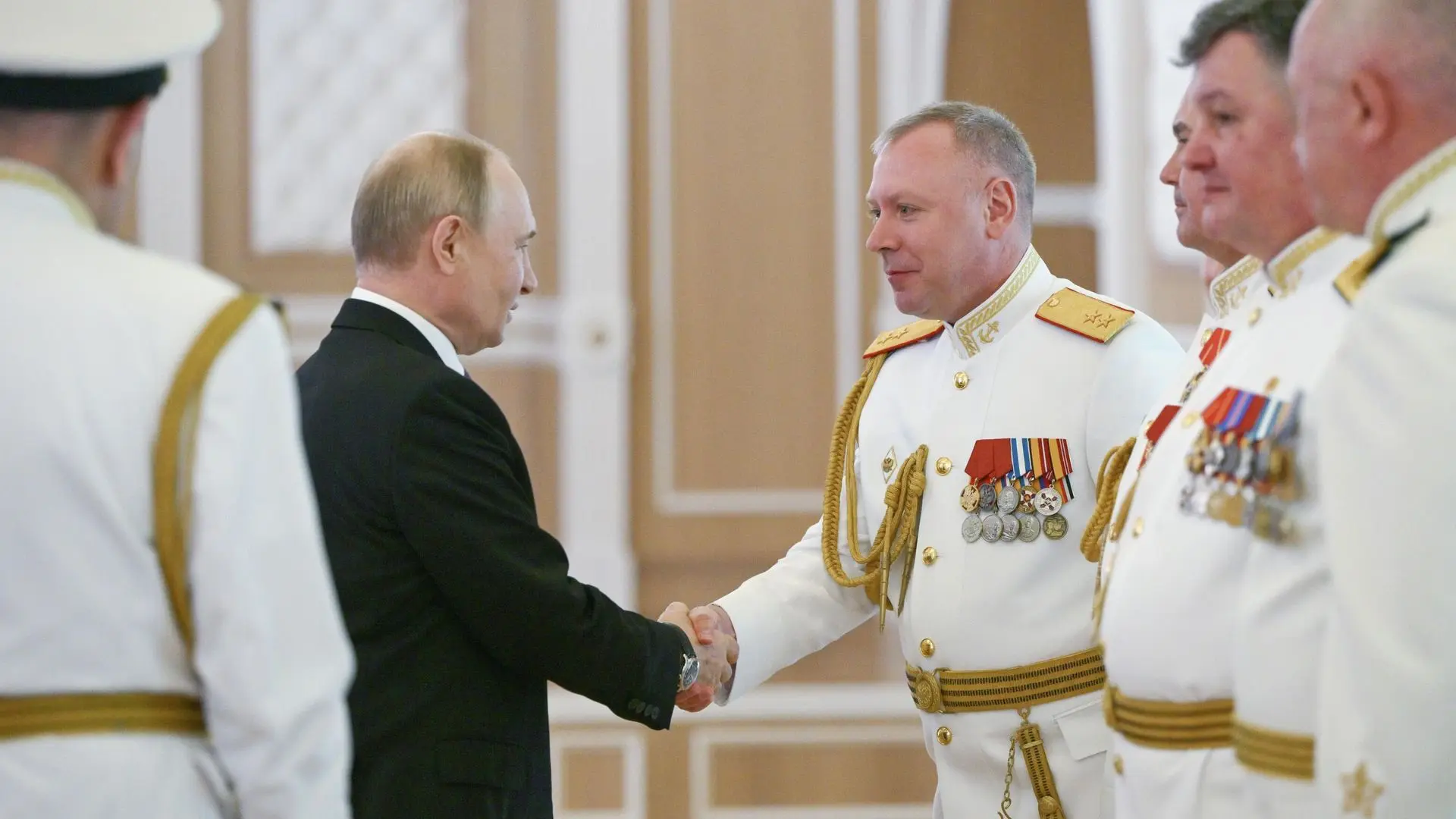 Владимир Путин вручил госнаграды военнослужащим в День ВМФ

Президент России прибыл в Санкт-Петербур