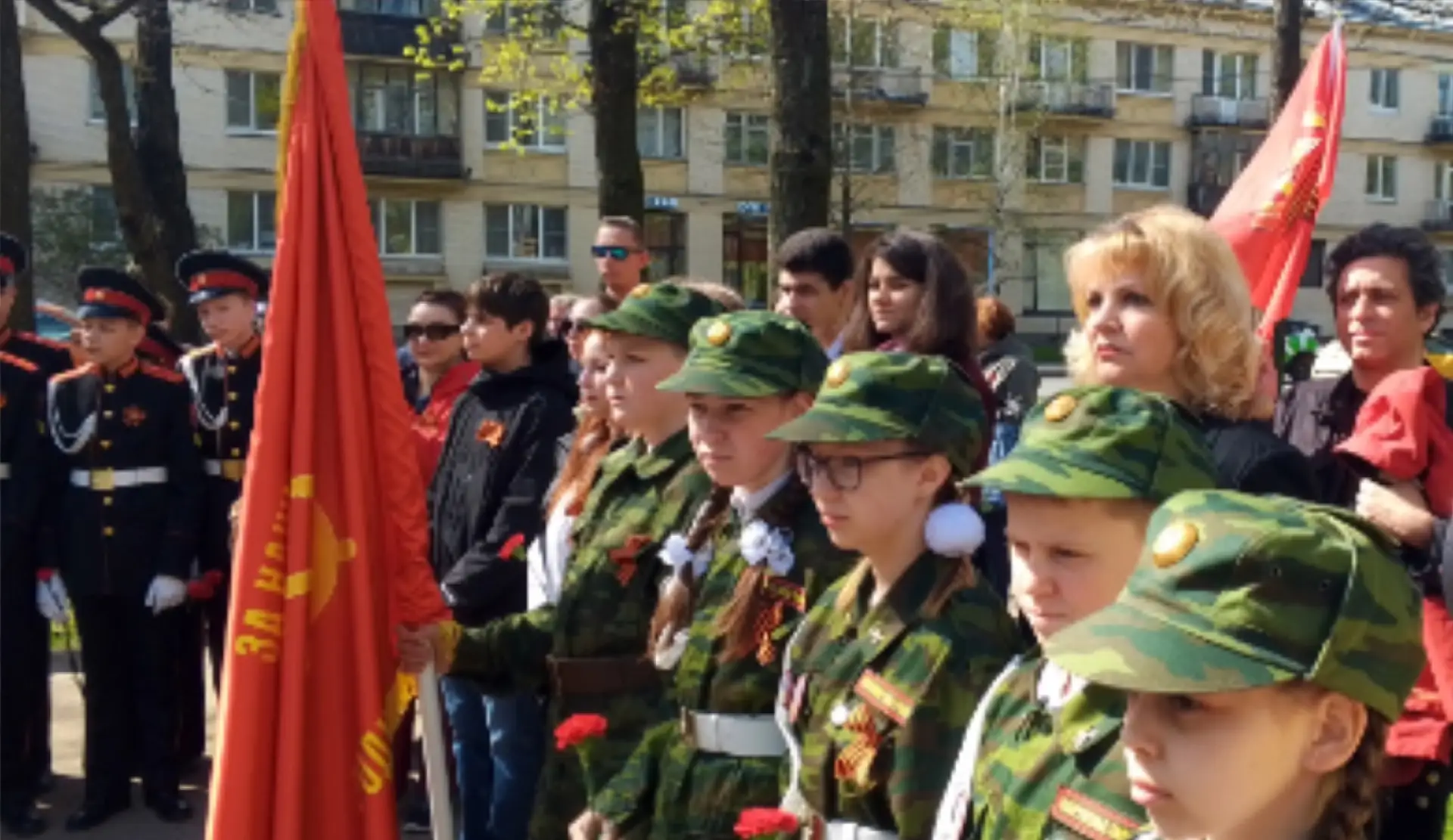 🇷🇺 Сегодня, в день 81-й годовщины Великой Победы, у памятного знака героям-пушкинцам прошла Вахта па