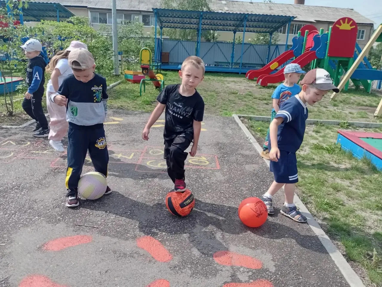 🏀 День мяча в группе «Конопушки» 🏀

В нашем детском саду прошло увлекательное мероприятие, посвящё