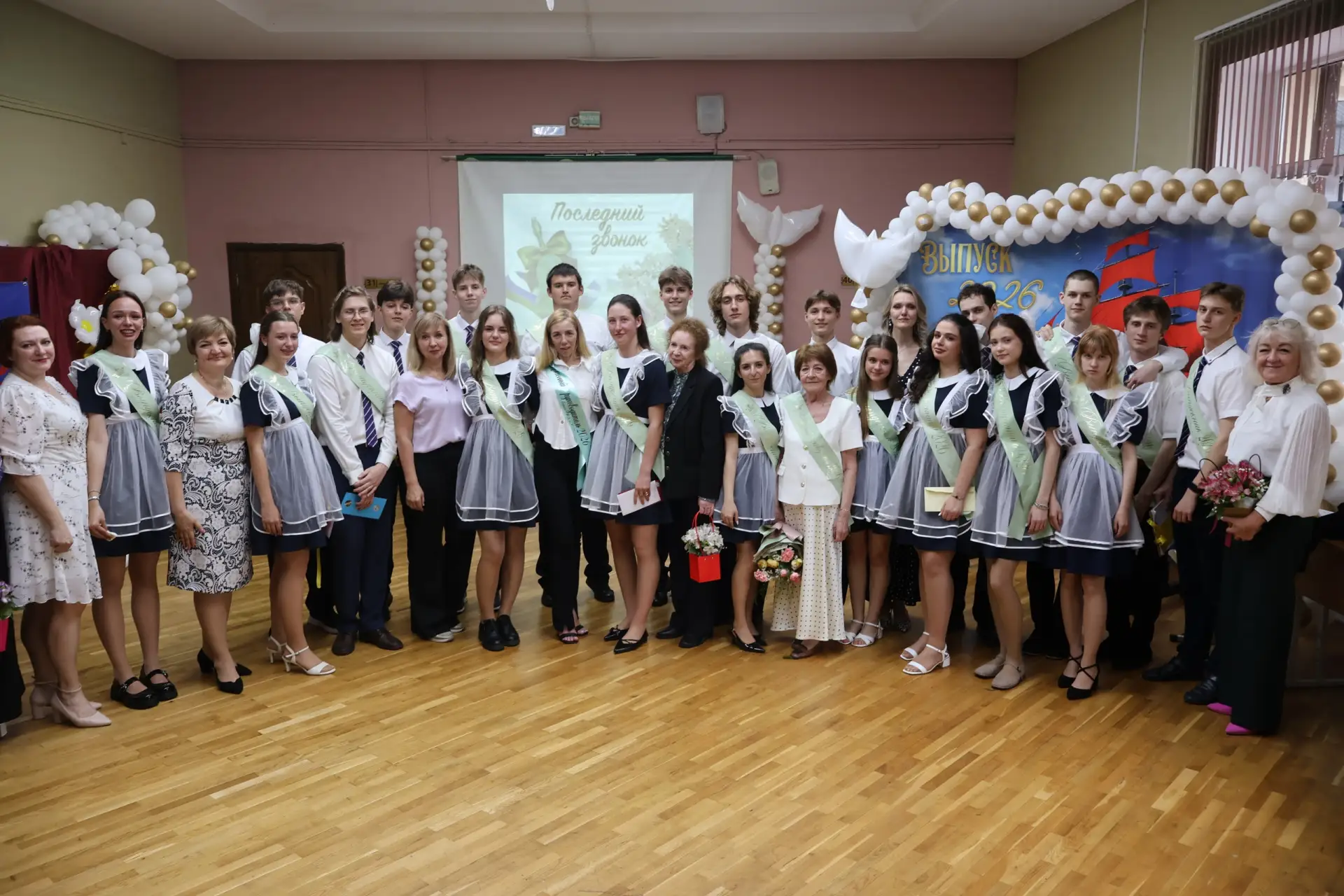 ✨✨✨Наши выпускники 11 А класса подготовили трогательный и запоминающийся последний урок-путешествие 