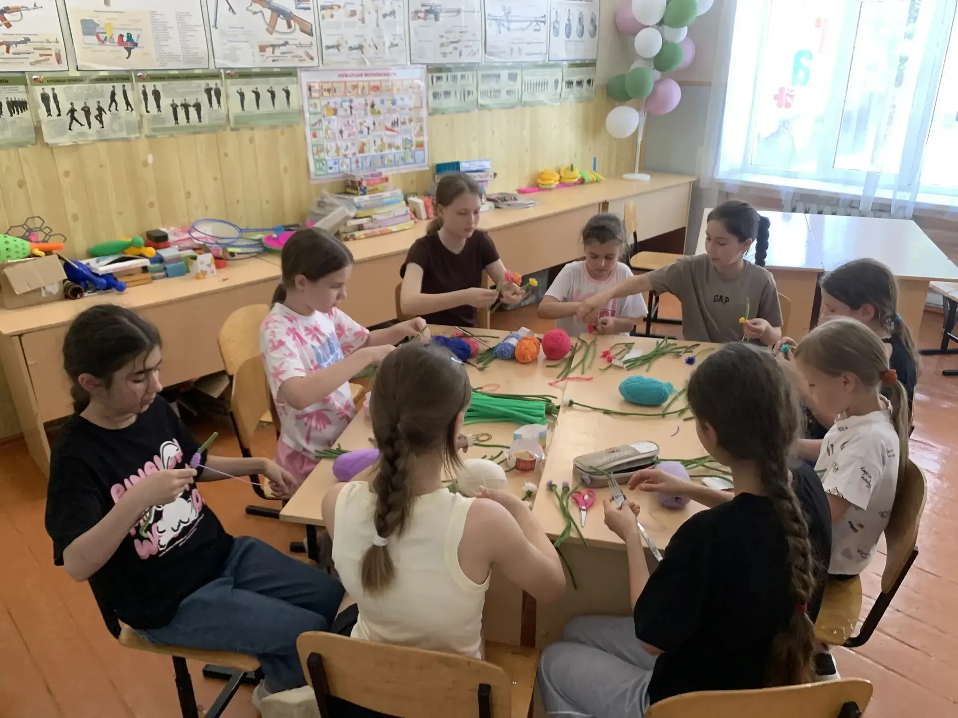 🧶 18 июня в лагере с дневным пребыванием детей «Радуга» 🌈 прошёл мастер-класс по созданию празднич