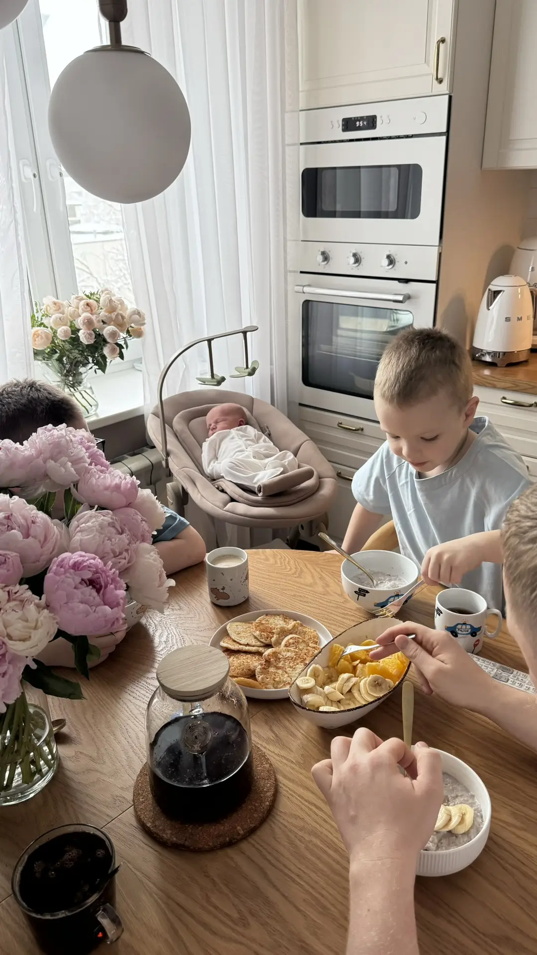 Малышу неделя , пора вливаться в быт ❤️ тем более что уже теплеет , можно выбираться гулять и потихо
