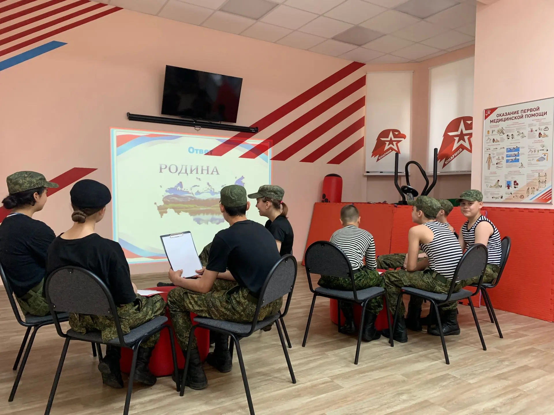 В преддверии одного из главных государственных праздников — Дня России — обучающиеся Дома Юнармии Це