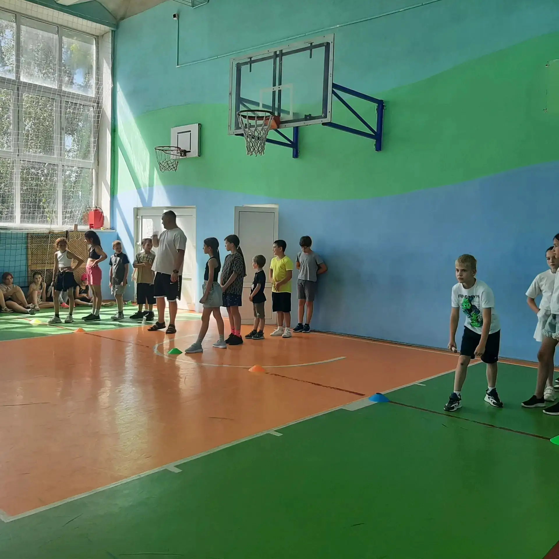 «Капелька» против «Родничка»: битва началась! Эстафеты, прыжки, бег с препятствиями — р...