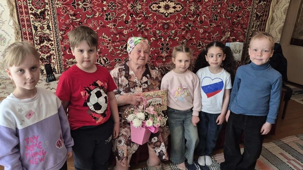 «Победа в каждый дом»: дошколята поздравили ветеранов и детей войны на дому