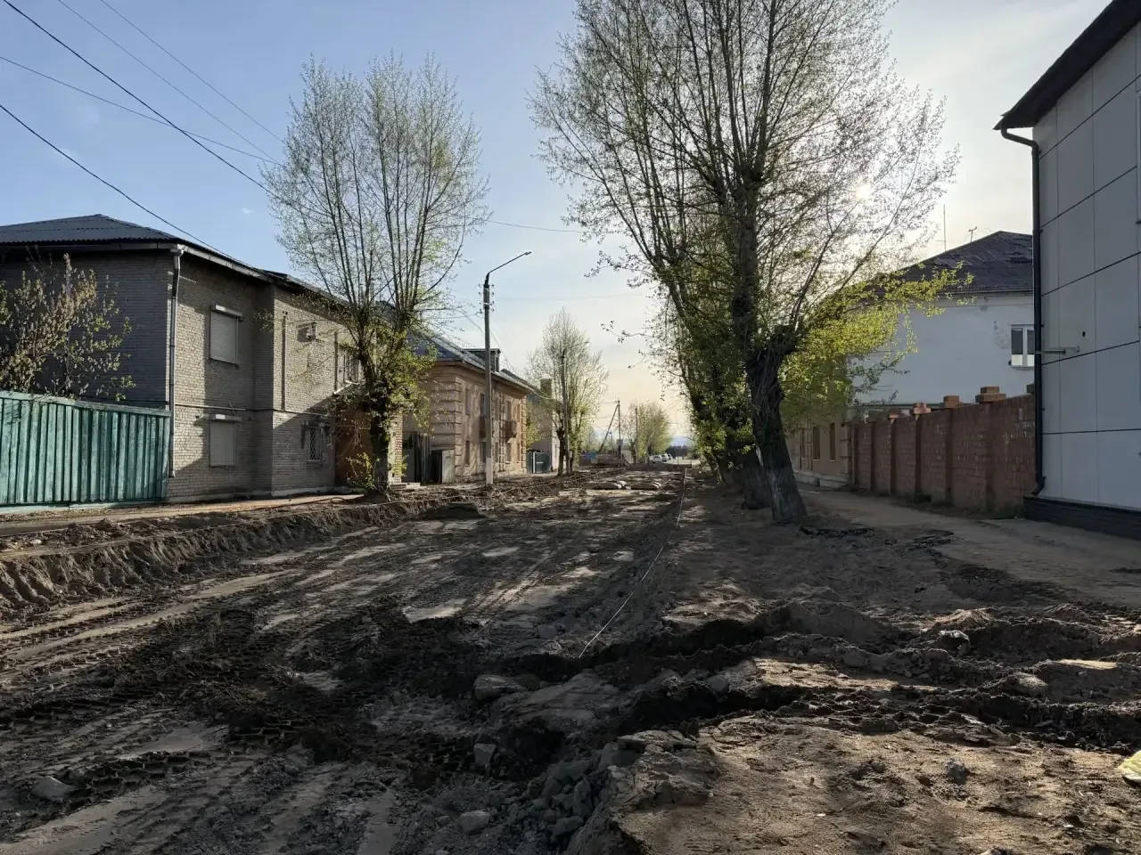 На улицах Куйбышева и Шмидта подготавливают основание дороги для асфальтирования  На улице Куйбышева