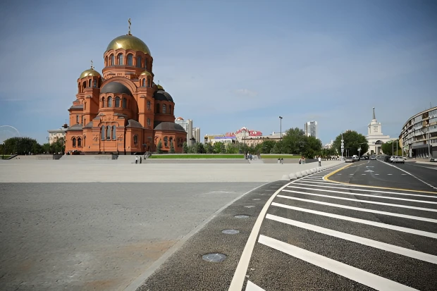 В Волгограде ко Дню города открыли обновленную площадь Павших Борцов.