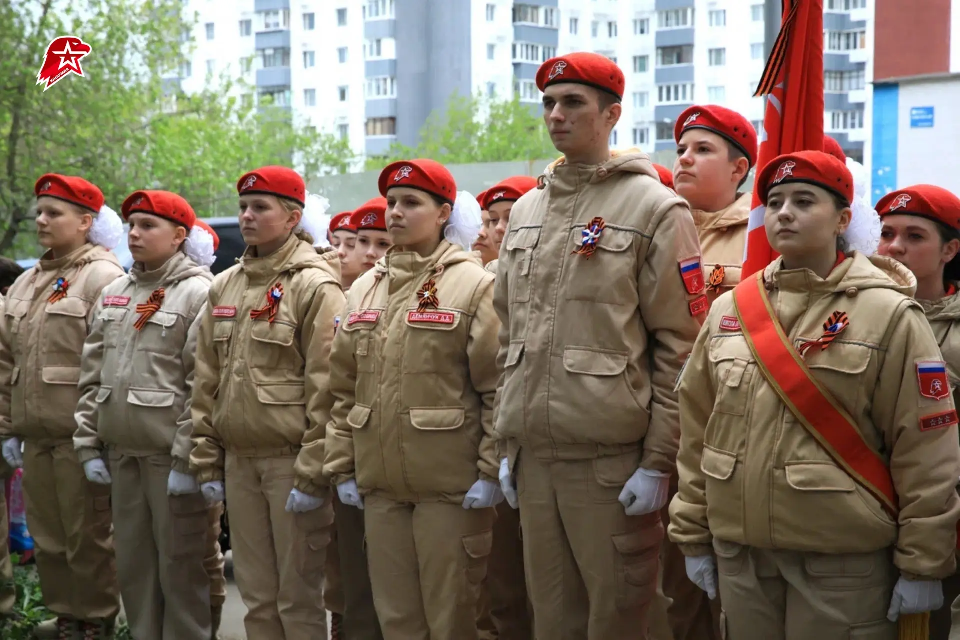 Дарить радость ветеранам❤️  Всероссийская юнармейская акция «Парад у дома ветерана» продолжается!  🔸