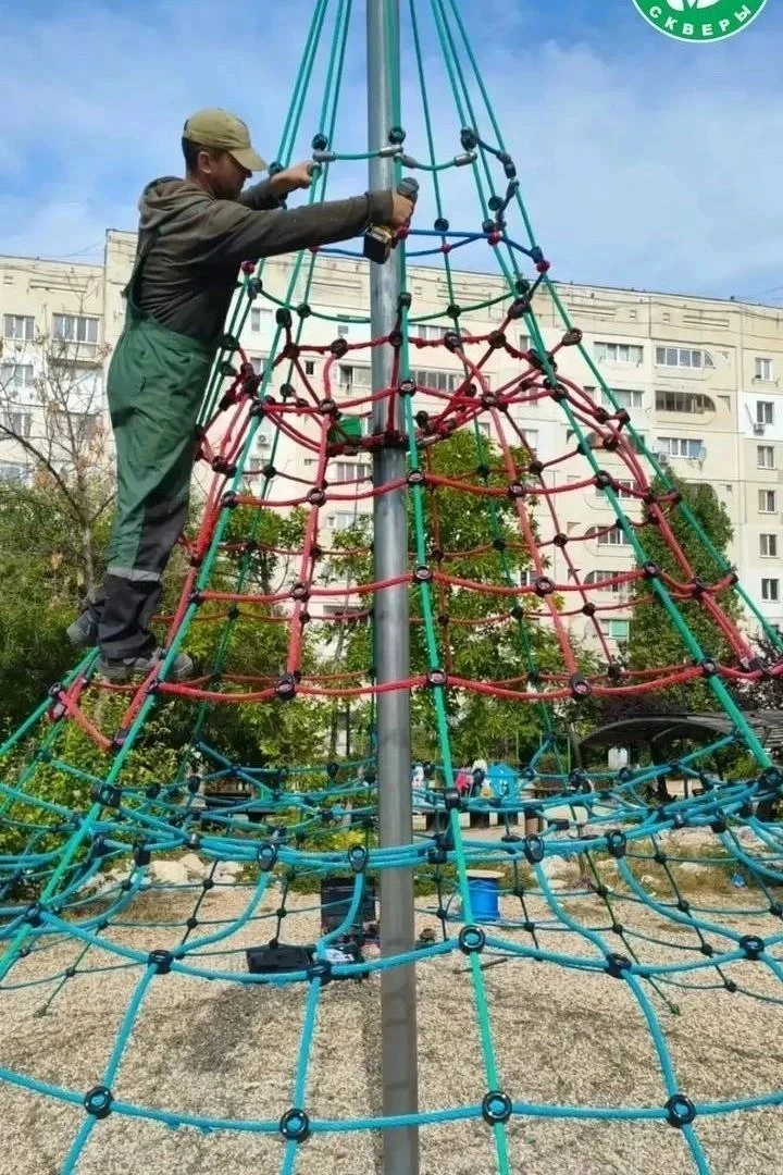 В севастопольских парках обновили качели и карусели