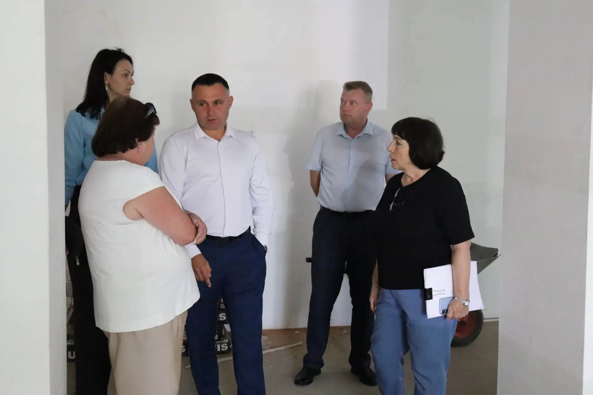 Провёл выездное совещание на объекте капитального ремонта школы № 1 р.п. Хор. В ходе ос...