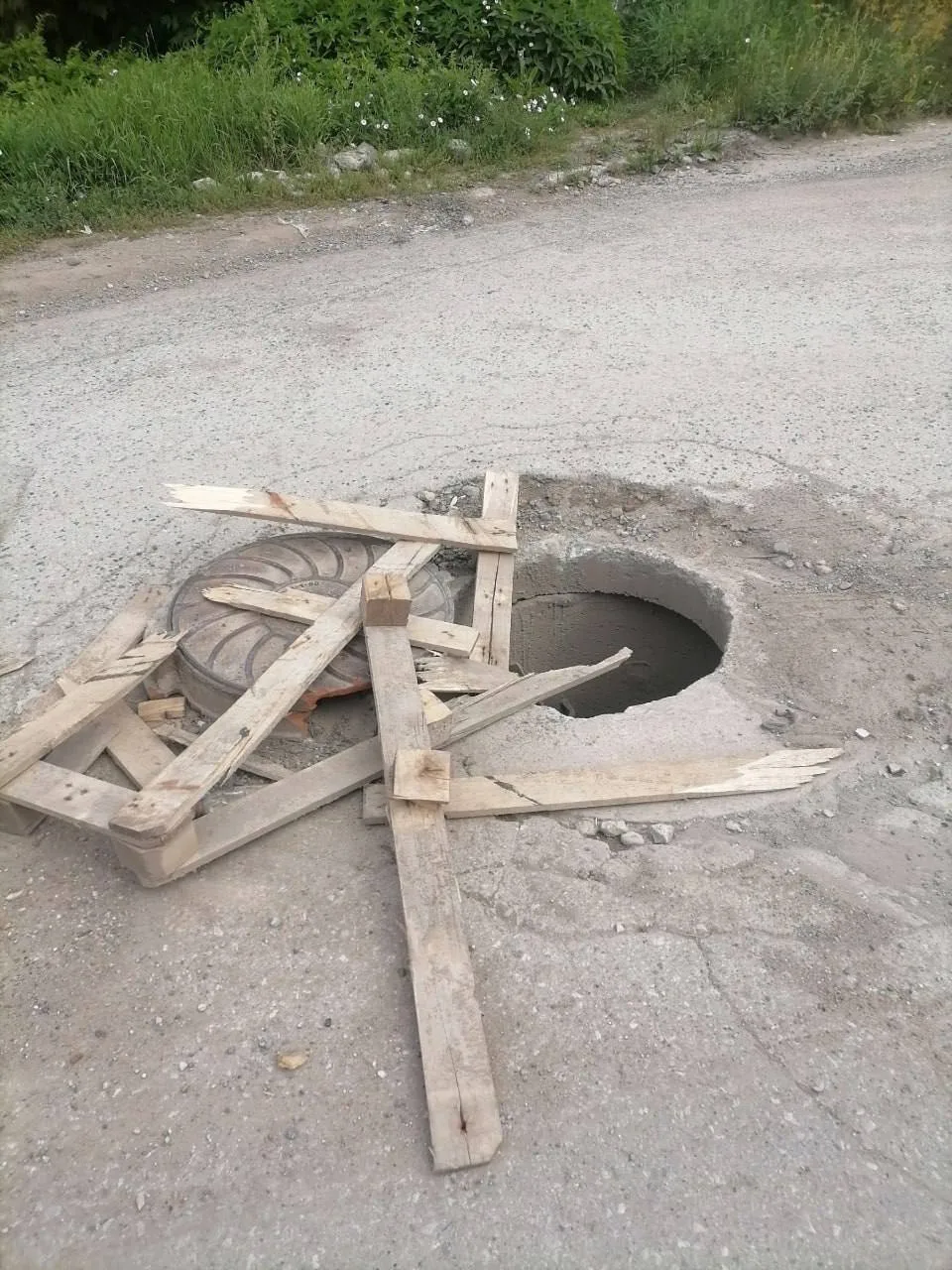 На Черняховского люк «надежно» закрыли деревяшками