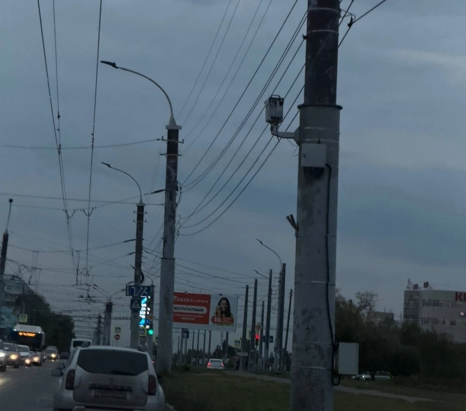 Установили камеру на 40 по проспекту Комарова напротив школы милиции