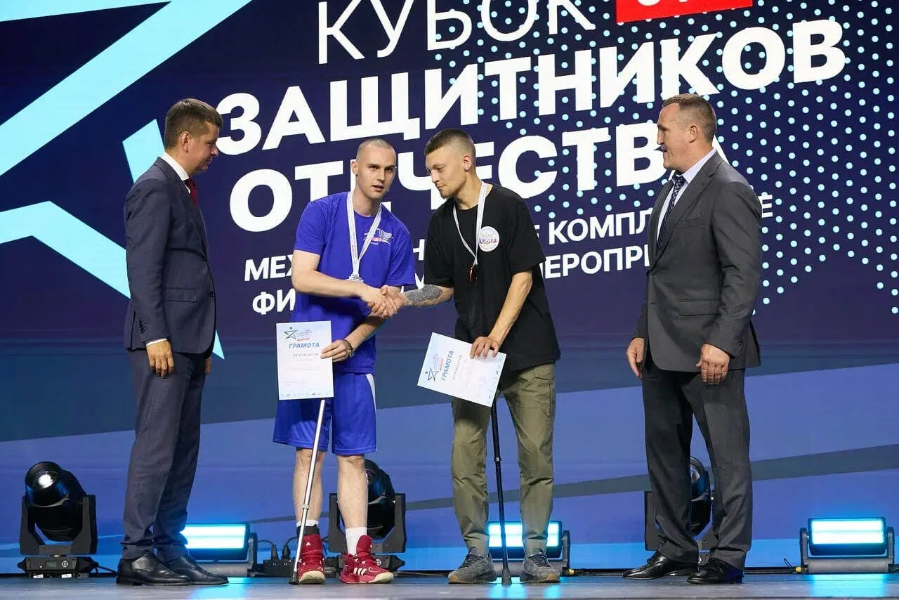 Один из самых известных и титулованных боксеров России Денис Лебедев
⁣
Наградил победителей Кубка за