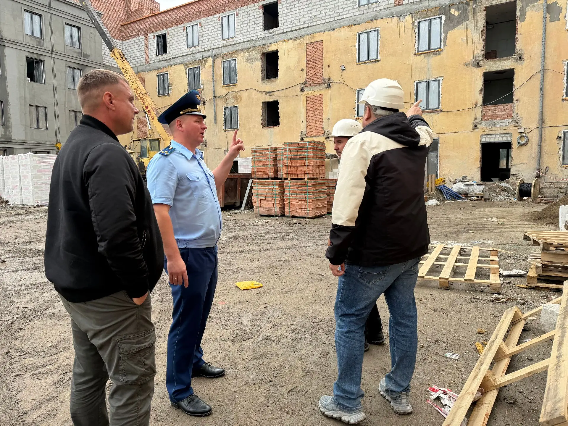 Прокурор Ленинского района г. Магнитогорска контролирует реконструкцию нежилого здания

Прокурор рай