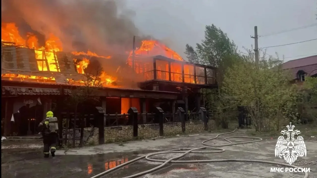 Детская шалость превратилась в крупный пожар.  Вчера в Новокузнецке сгорело здание неработающего каф