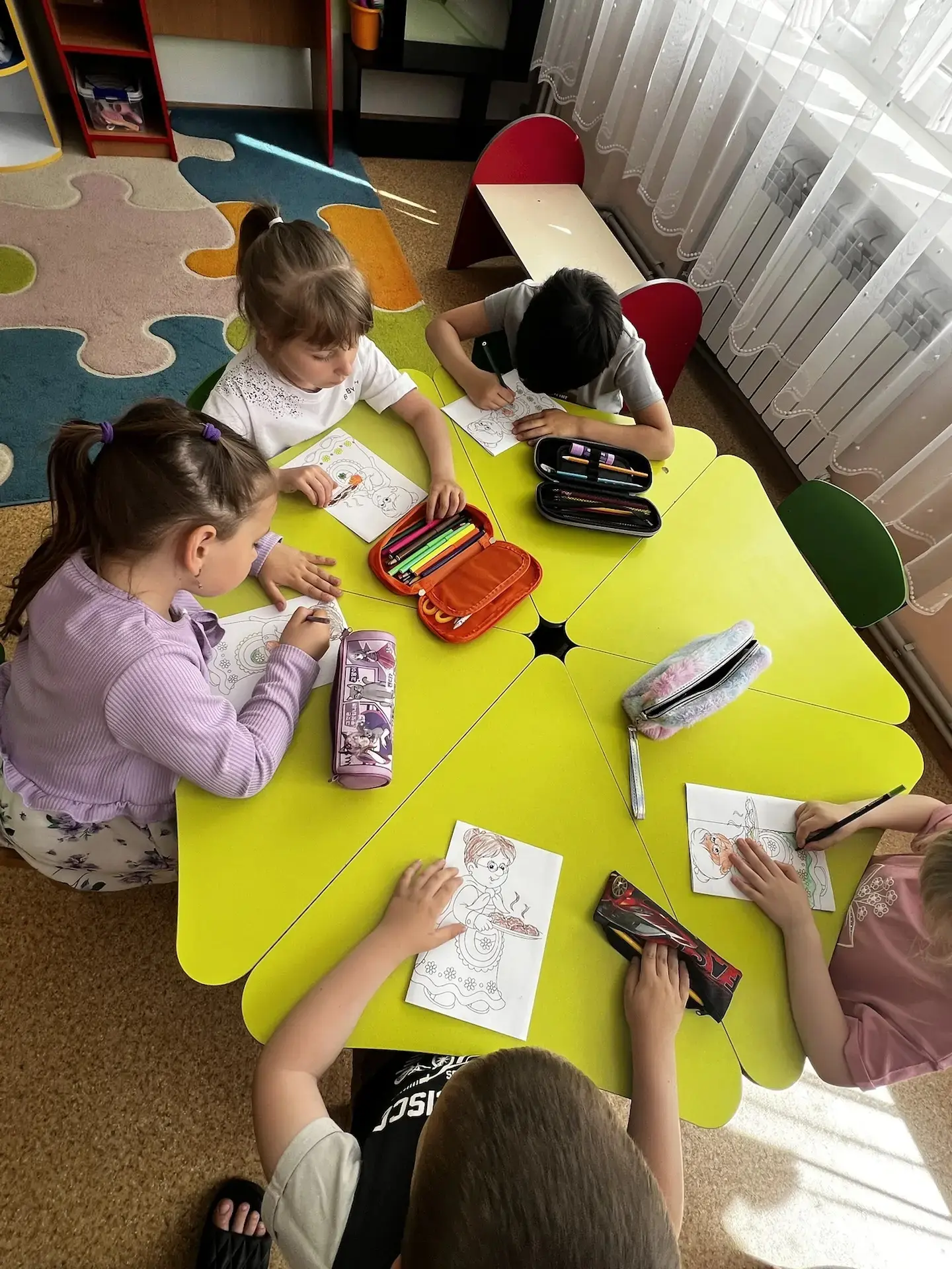 В рамках акции "Добрые дела" воспитанники группы "Мультяшки" сделали открытки для своих...