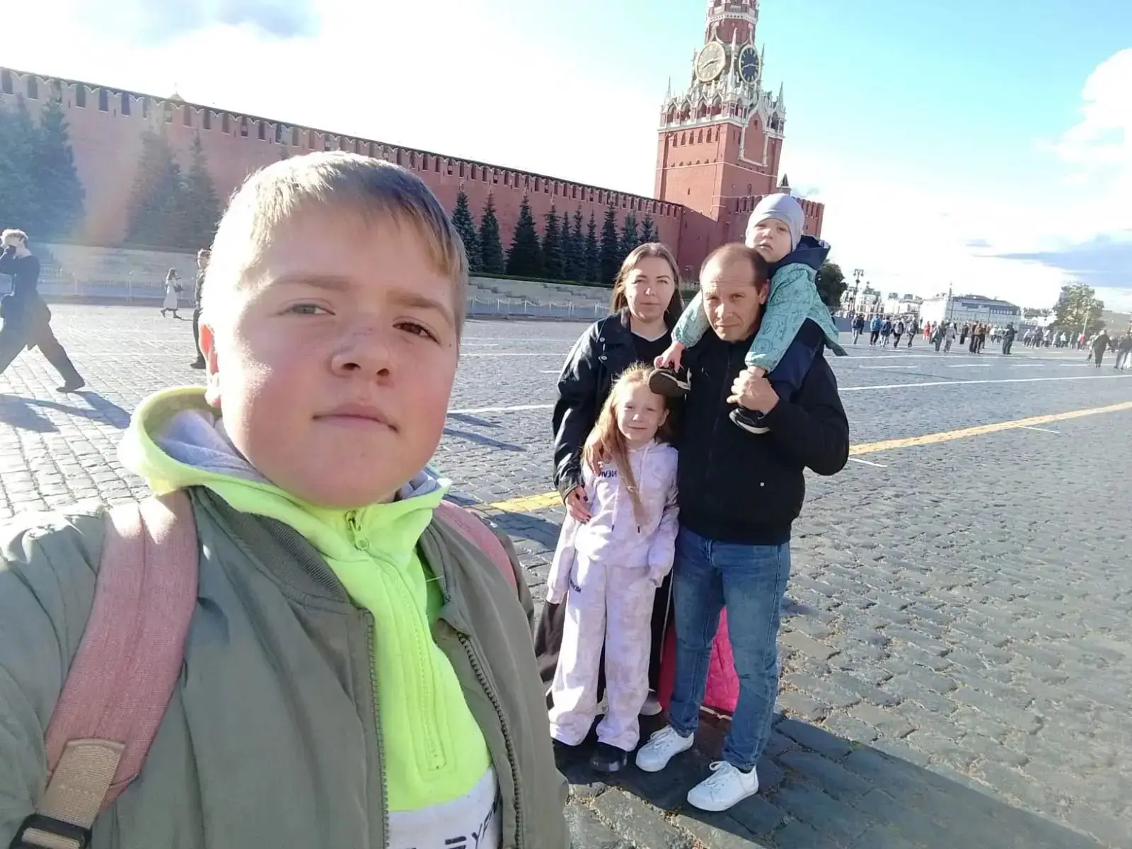 В рамка празднования  Дня семьи, любви и верности —  ученица  1 "Г" класса, Краснова Алена принимает
