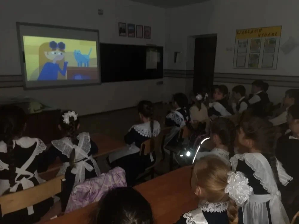 Дети из начальных классов сегодня посмотрели очень интересный фильм "Помощники Земли"! ...